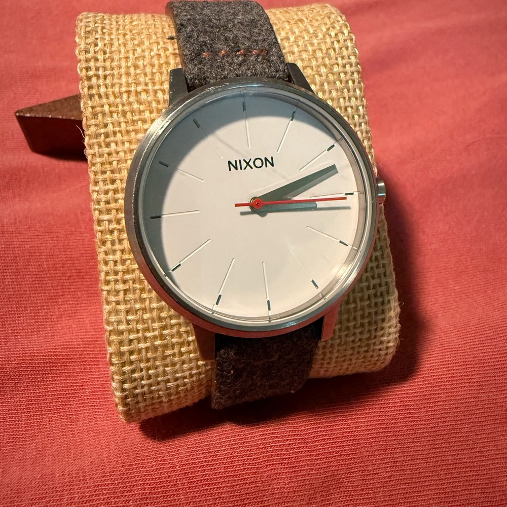 Nixon Silver Kensington with Gray/leather band